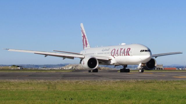 BOEING 777-200LR (A7-BBD) - A heavy 5 hour delay brought a lovely daylight arrival.