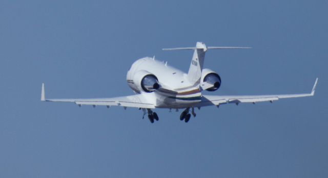 Canadair Challenger (N276GR) - Shortly after departure is this 1995 Bombardier Canadair Challenger 601-3R in the Spring of 2022.