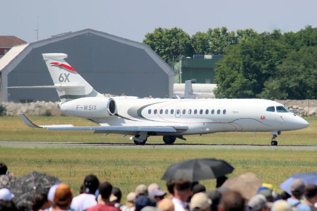 Dassault Falcon 6X (F-WSIX) - Landing on rwy 03 on 21-Jun-25 after its flying display at the 55th Salon International de l'Aéronautique et de l'Espace.