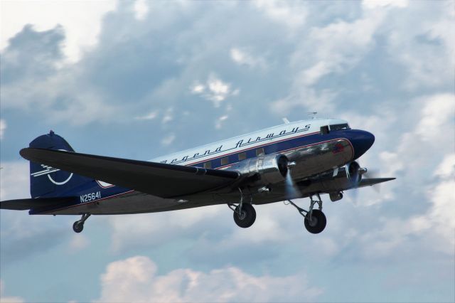 Douglas DC-3 (N25641)