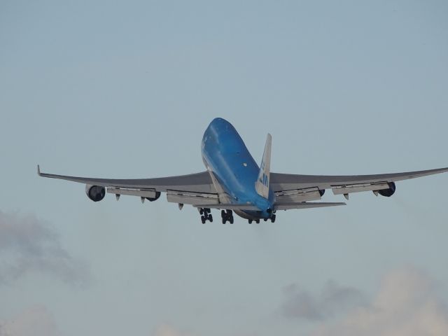 Boeing 747-200 — - Positive rate, gear up!