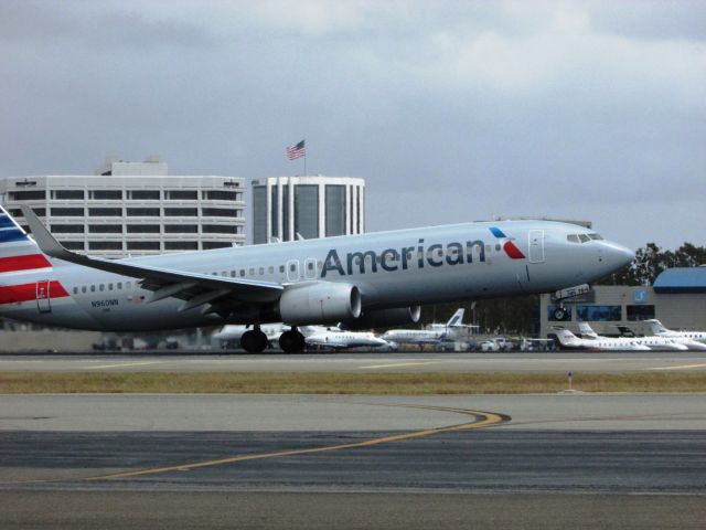 Boeing 737-800 (N960NN) - Taking off from RWY 20R