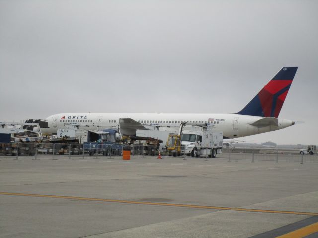 Boeing 757-200 (N651DL)