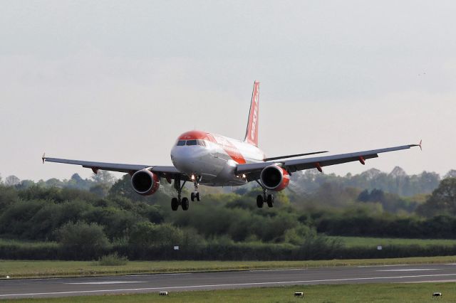 Airbus A319 (G-EZFO) - EZY1834 from Amsterdam, just before landing