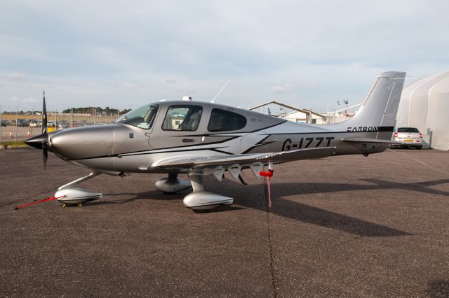 Cirrus SR-22 (G-IZZT)