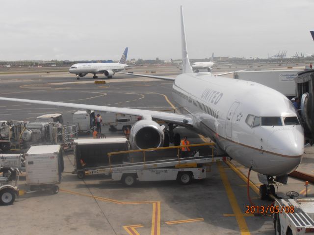 Boeing 737-900 (N27421)