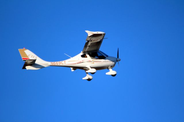 FLIGHT DESIGN CT (N669CT) - This photo was taken at the aircraft took off from the Olney/Noble Airport near Noble Illinois