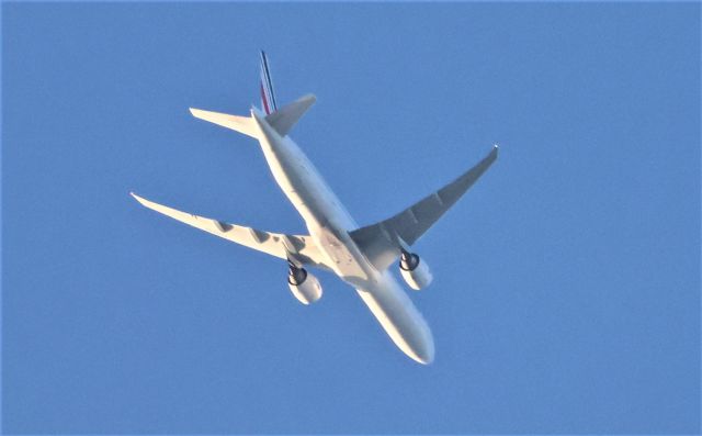 Boeing 777-200 (F-GZNG) - F-GZNG Boeing B-777-328 Air France AFR347 de Montréal YUL vers Paris CDG Altitude 7450 Mètres Vitesse 934 Hm/H Survolant la ville de Lavaltrie QC. le 21-05-2023 à 19:55