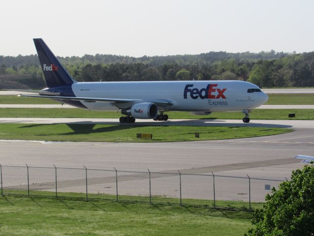 BOEING 767-300 (N108FE)