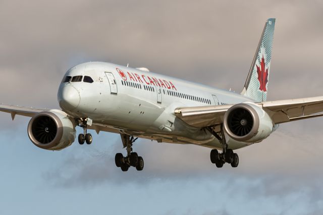 Boeing 787-9 Dreamliner (C-FGDZ) - 28th October, 2023: On short finals to runway 24R at Toronto's Pearson International Airport 