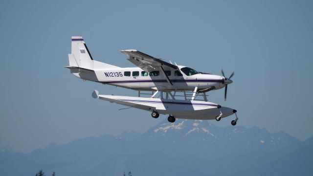 Cessna Caravan (N1213S) - A Cessna Caravan floatplane on final to Rwy 34L on 7/29/16. (Ser#20800243)