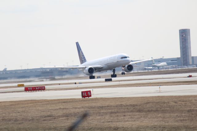 Boeing 757-200 (N565UA)