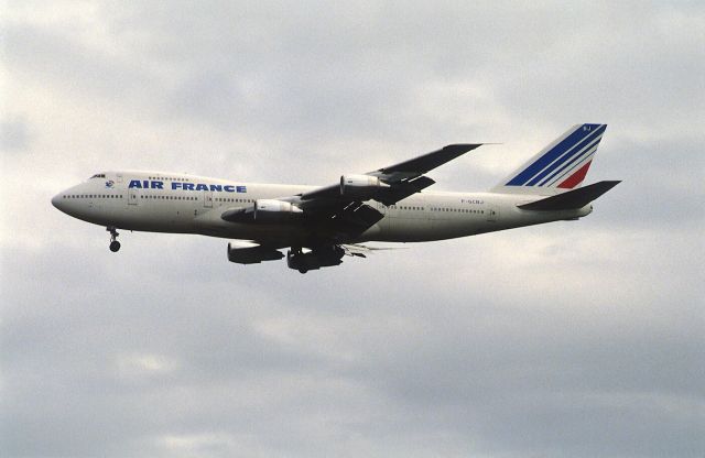 Boeing 747-200 (F-GCBJ) - Final Approach to Narita Intl Airport Rwy34 on 1988/10/09