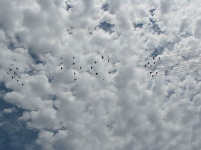 — — - RV mass arrival on Sunday at Oshkosh 2012.