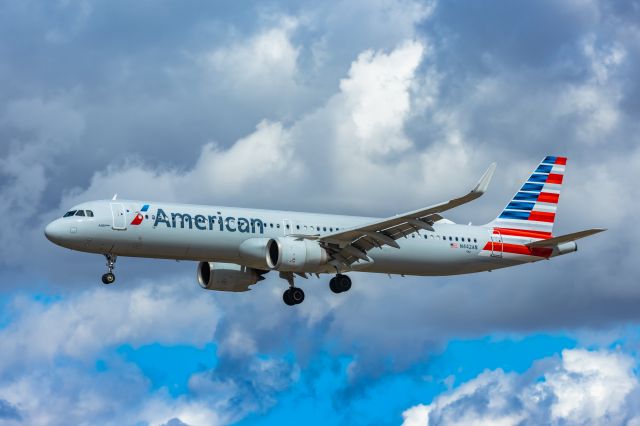Airbus A321neo (N442AN) - An American Airlines A321 neo landing at PHX on 2/26/23. Taken with a Canon R7 and Tamron 70-200 G2 lens.