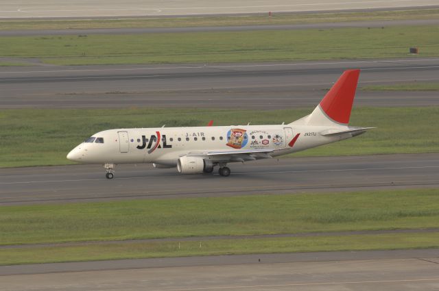 JA217J — - Taxi at Haneda Intl Airport on 2010/10/16 JAL & Kameda Confectionery (Happy Turn) c/s