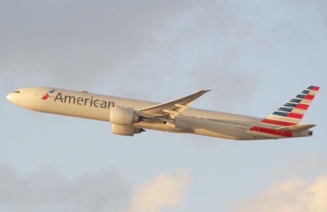 BOEING 777-300ER (N725AN)