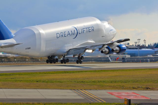 Boeing 747-400 (N718BA) - Landing at KPAE from PDX