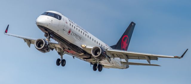 Embraer 175 (C-FEJD)