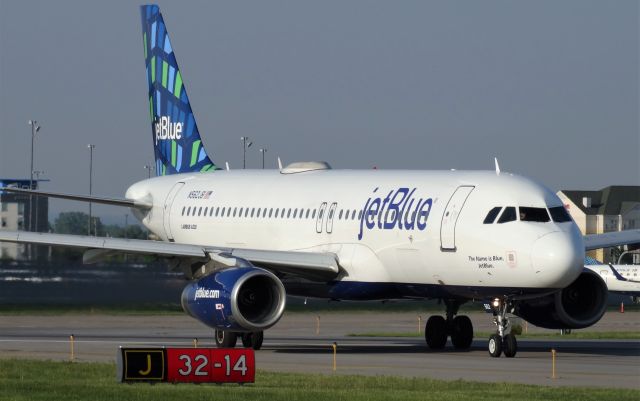 Airbus A320 (N562JB) - Jetblue A320 at BUF