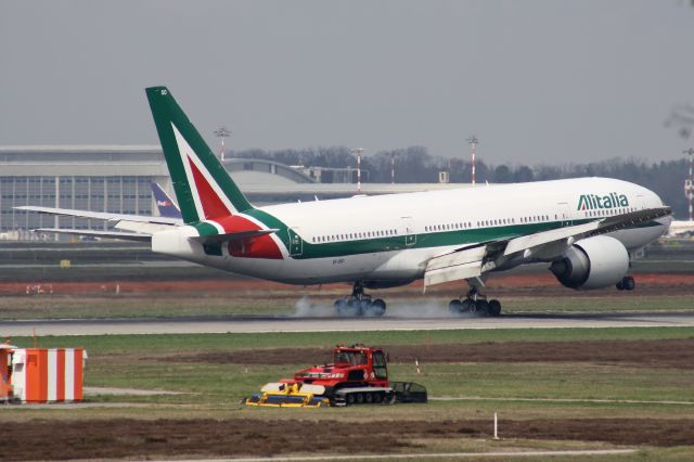 Boeing 777-200 (EI-ISO) - Just another touch down