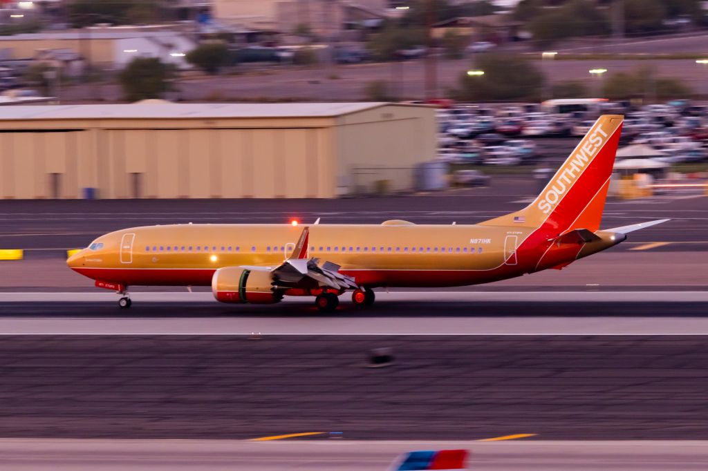 Boeing 737 MAX 8 (N871HK) - Southwest Airlines 737 MAX 8 in Herb Kelleher/Desert Gold retro livery landing at PHX on 11/15/22 after a delivery flight from Boeing Field. Taken with a Canon 850D and Tamron 70-200 G2 lens. 