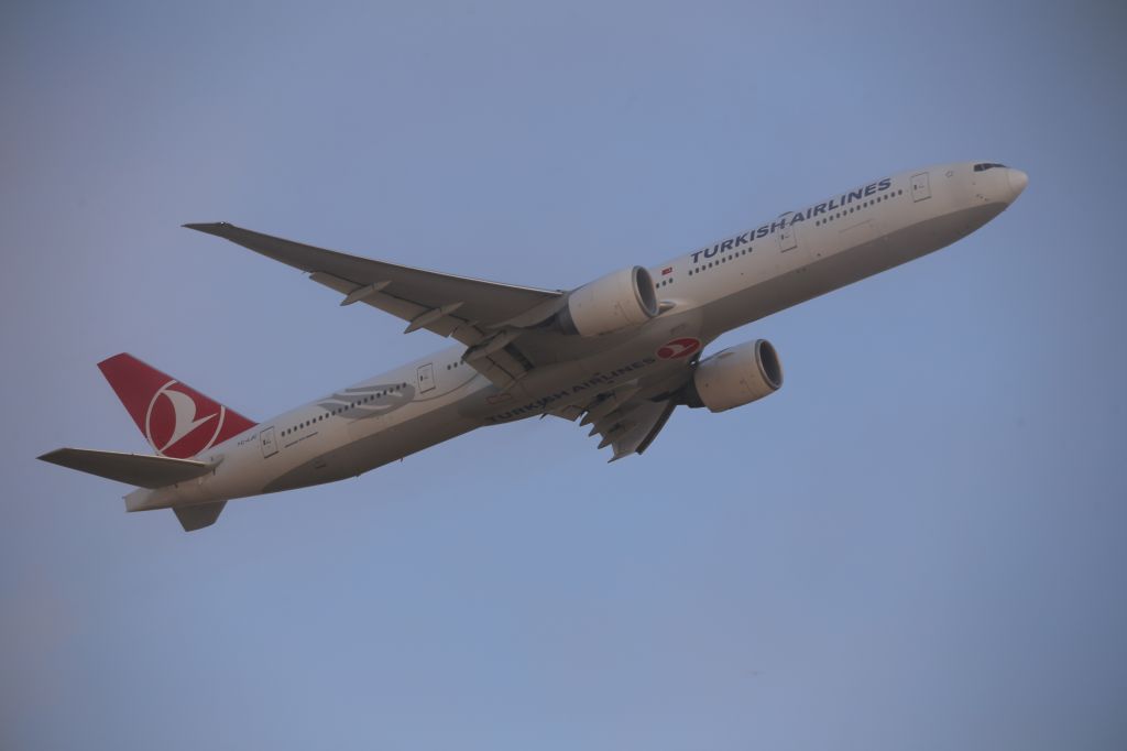 BOEING 777-300ER (TC-LJC)