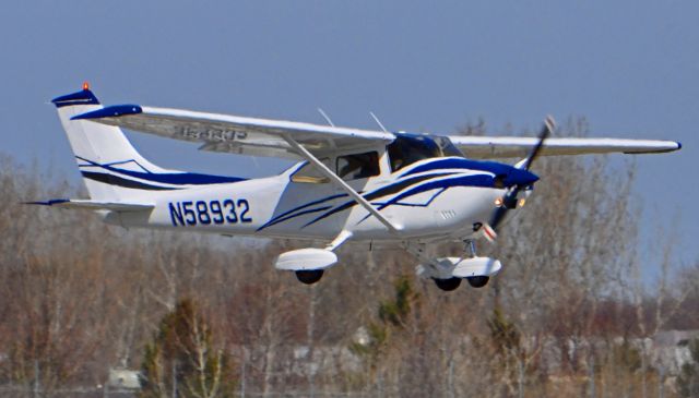 Cessna Skylane (N58932)