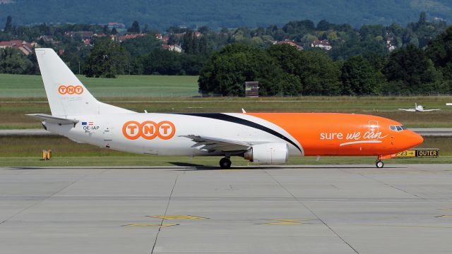 BOEING 737-400 (OE-IAP)