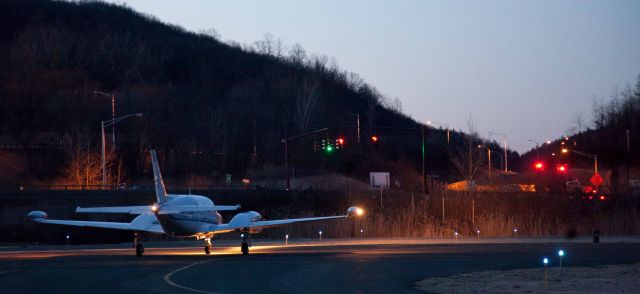 Piper Cheyenne (N37TW) - A Cheyenne of RELIANT AIR, where you find the lowest fuel price on the Danbury (KDXR) airport.