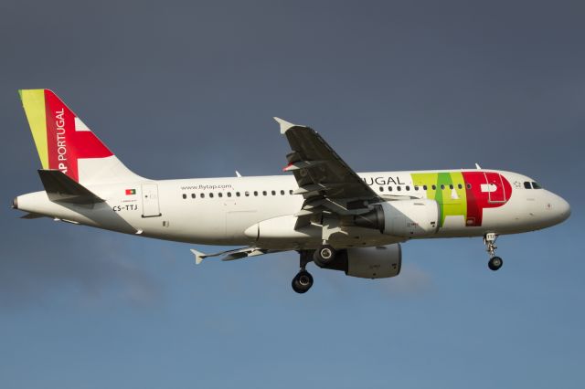 Airbus A319 (CS-TTJ) - Approaching LHR.