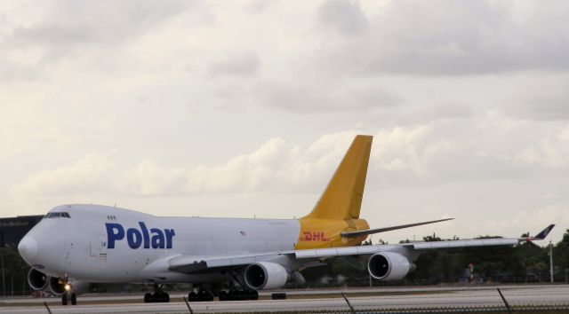 Boeing 747-400 (N416MC)