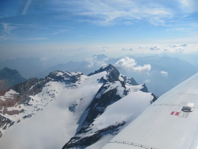 Piper Cherokee — - Swiss Mountains