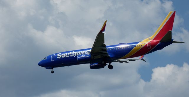 Boeing 737-800 (N8565Z) - On short final is this 2018 Southwest Airlines Boeing 737-8H4 in the Summer of 2023.