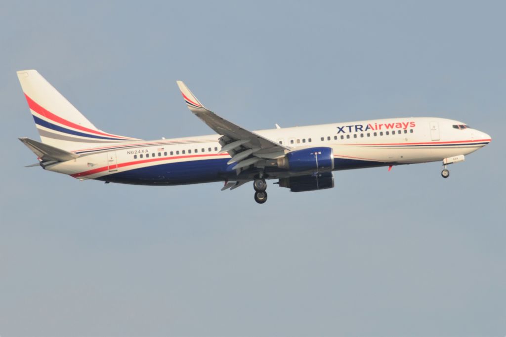 Boeing 737-800 (N624XA)