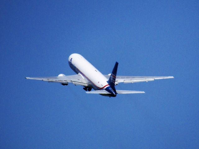 BOEING 767-300 (N319CM)