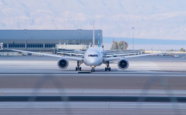 Boeing 787-8 (B-2750) - From front to back this aircraft conga line includes: a Hainan Airlines 787-8, JetBlue Airways A320-200 and a United Airlines 757-200.