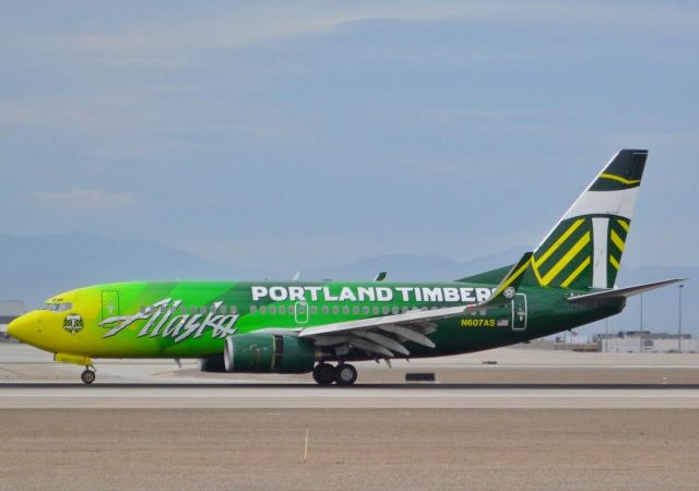 Boeing 737-700 (N607AS)