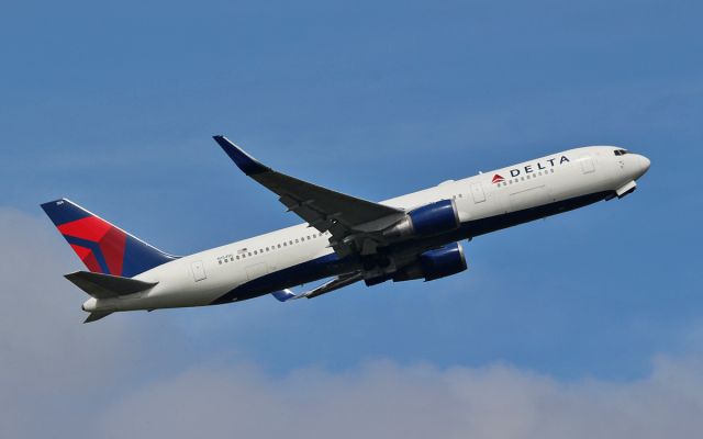 BOEING 767-300 (N154DL) - delta b767-3 n154dl dep shannon 8/5/16.