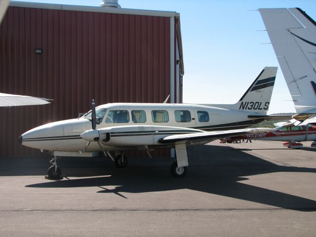 Piper Navajo (N130LS) - Dont know whats up with this old girl.