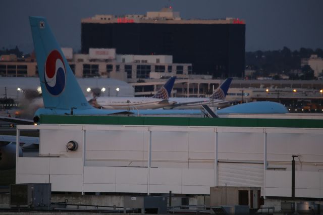 BOEING 747-8 (HL7623)