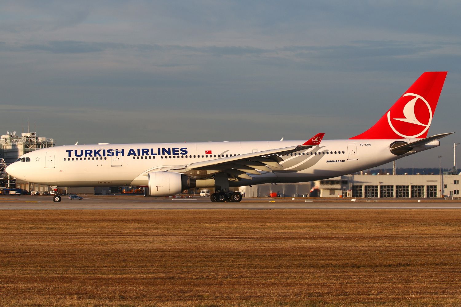 Airbus A330-200 (TC-LOH)