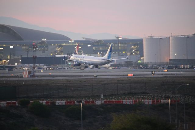 Boeing 737 MAX 9 (N37527)