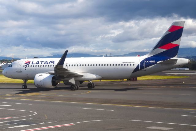 Airbus A320neo (CC-BHE)