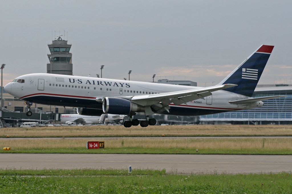 BOEING 767-200 (N256AY)