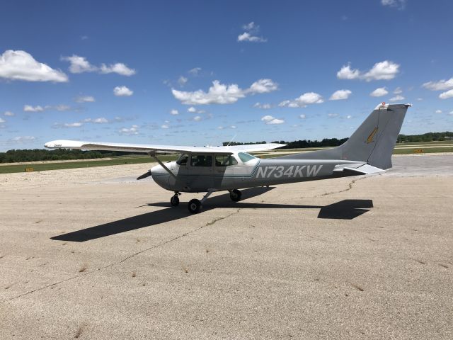 Cessna Skyhawk (N734KW) - Landing and parking at stand at JXN 