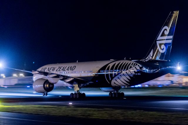 Boeing 777-200 (ZK-OKA) - Night Landing : 28/05/2017