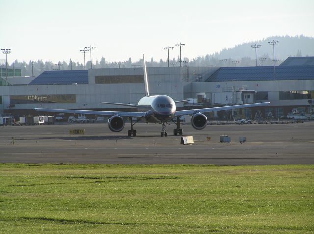 Boeing 757-200 (N520UA) - 2004-12-18 1515 PST