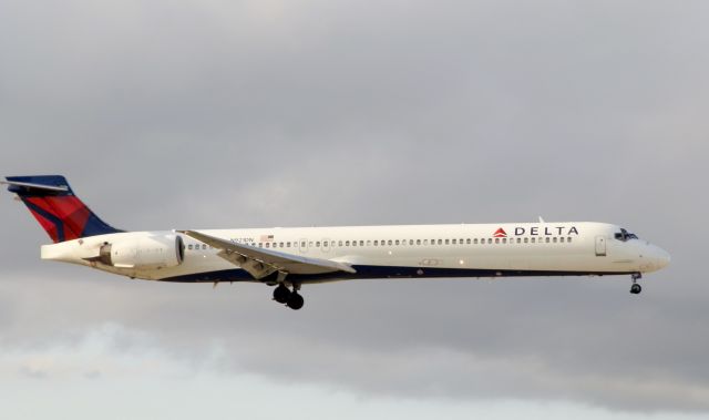 McDonnell Douglas MD-90 (N921DN)