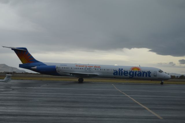 McDonnell Douglas MD-83 (N422NV)